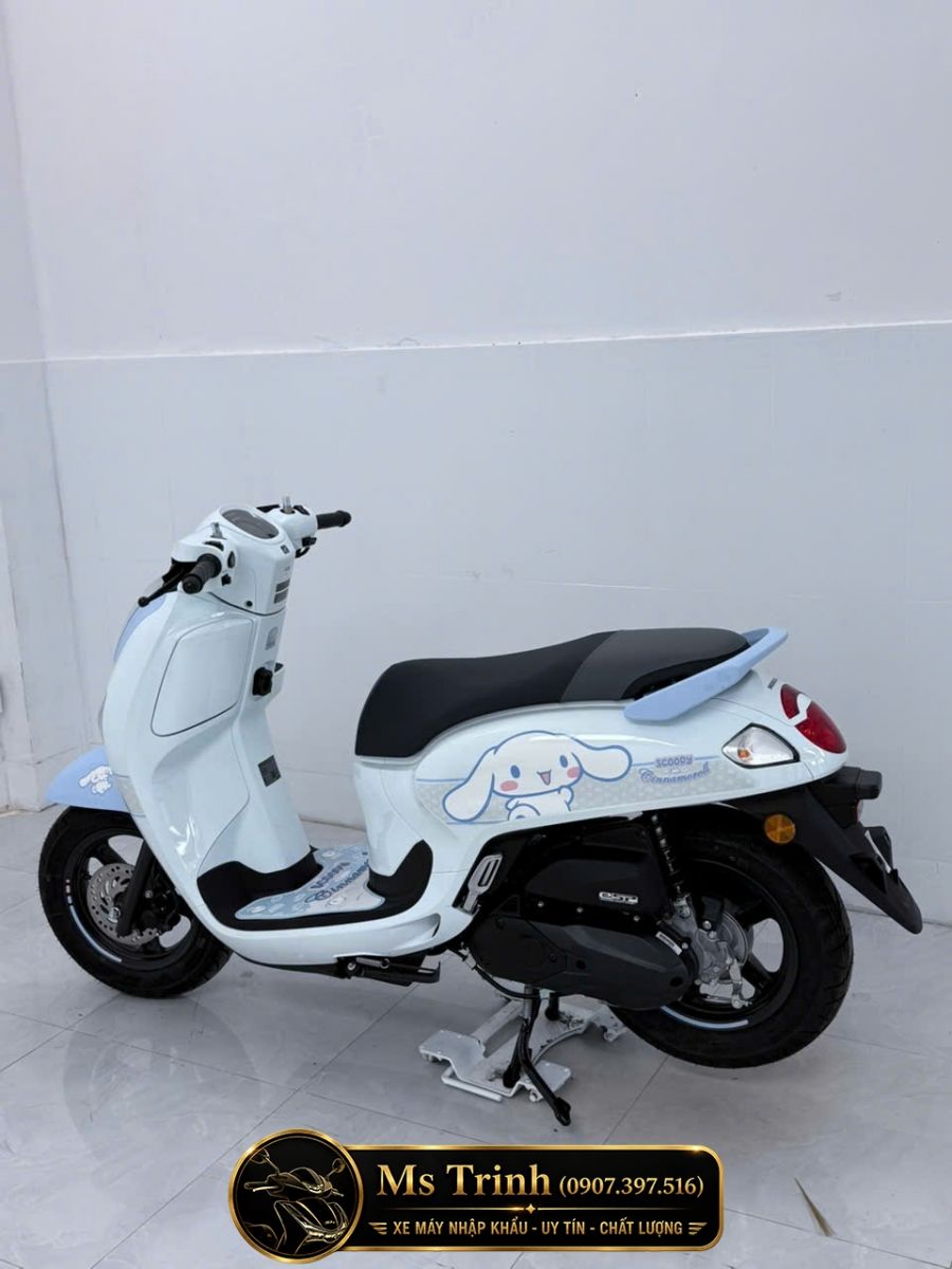 Honda Scoopy Cinnamoroll 2026 khoe dáng nghiêng với họa tiết Cinnamoroll đáng yêu