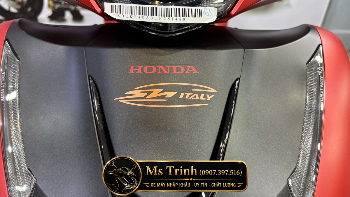 Cụm đầu Honda SH150 Ý 2026 với mặt nạ màu đen Thiết kế đầu xe Honda SH150 Ý Sporty New Concept phối đỏ nhám và đen