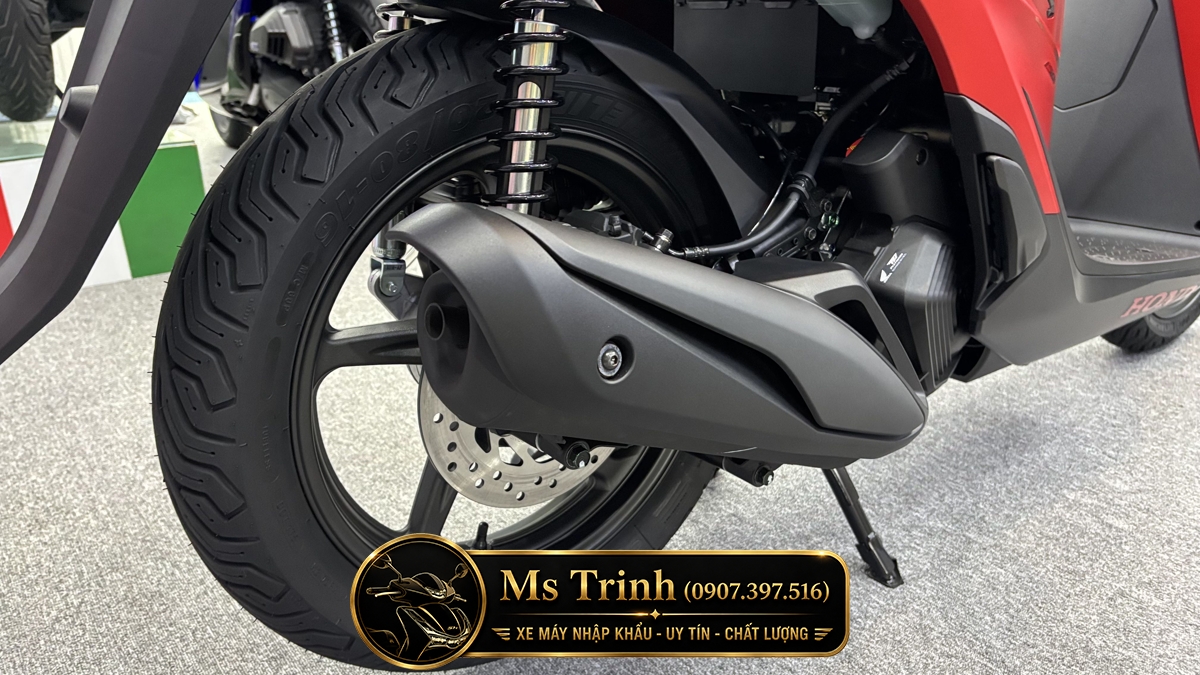 Bánh sau và hệ thống treo Honda SH150 Ý Sporty New Concept Cận cảnh bánh sau phanh đĩa và giảm xóc đôi Honda SH150 Ý 2026