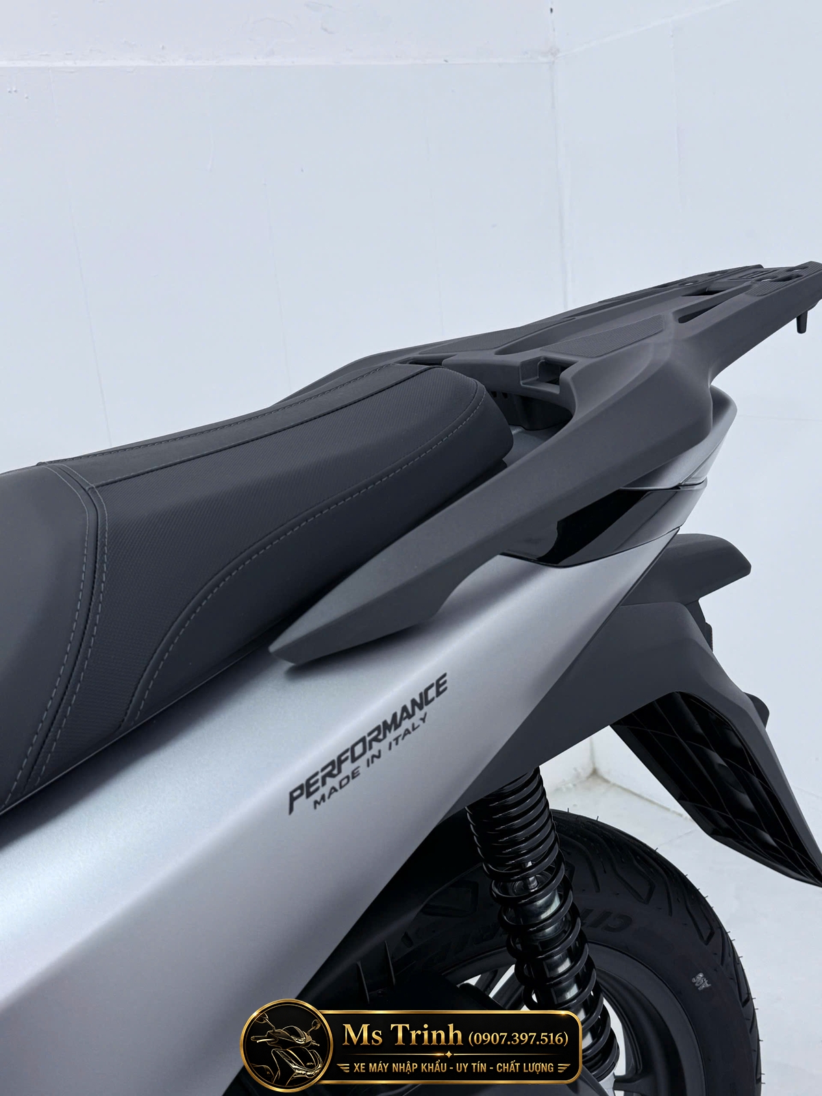Performance Made in Italy trên Honda SH150i Special Edition màu bạc Cụm chữ Performance và Made in Italy trên ốp sườn SH150i HMR