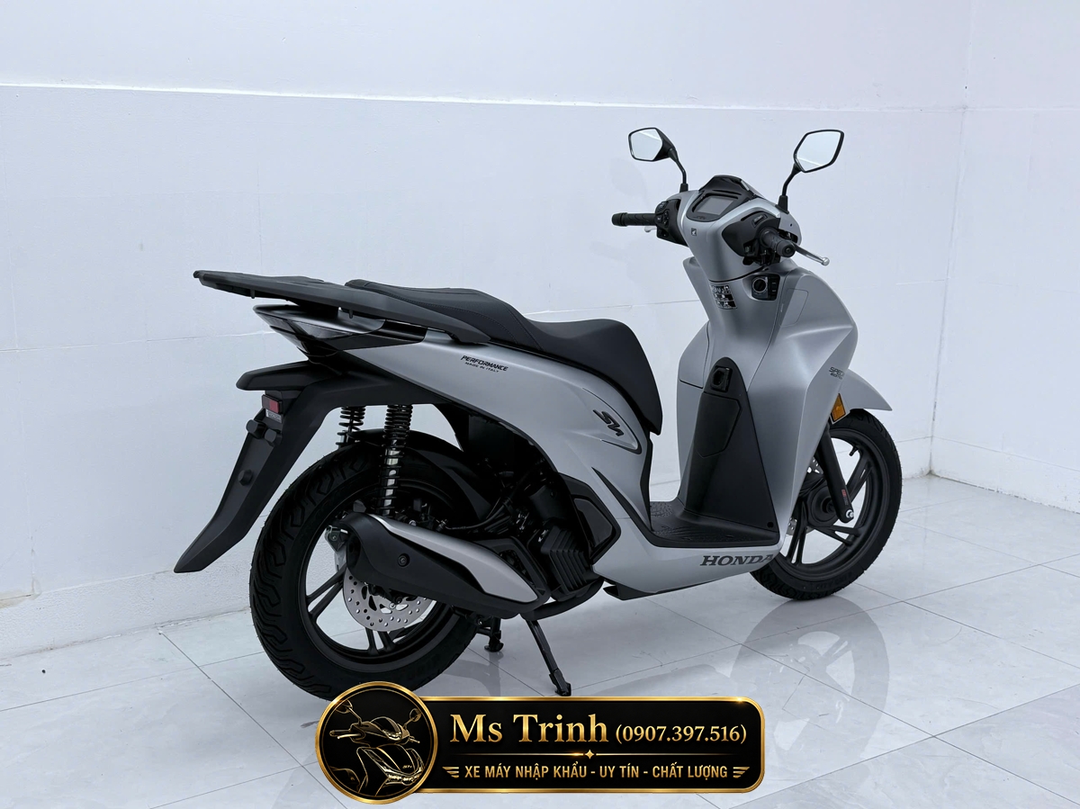 Honda SH150i HMR màu bạc trong tư thế nhìn ngang Dáng xe Honda SH150i Special Edition màu bạc phù hợp di chuyển đô thị