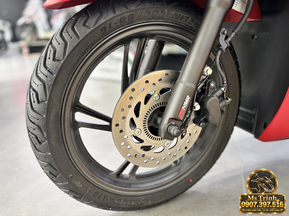 Cận cảnh hệ thống phanh ABS trên Honda SH150i Ý đỏ cùng bánh xe và cụm phanh trước