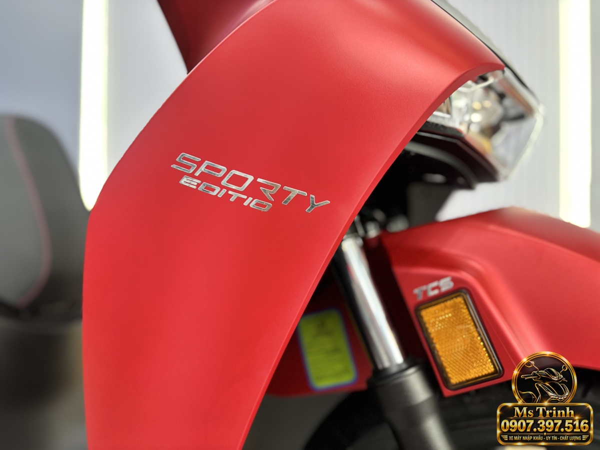 Chi tiết tem Sporty Edition trên yếm trước Honda SH150i nhập khẩu Ý phiên bản màu đỏ 2027