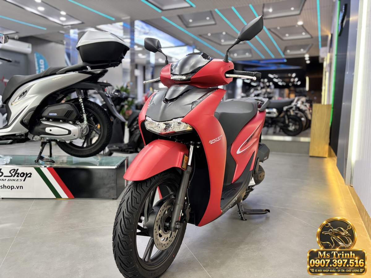 Xe Honda SH150i màu đỏ nhập Ý nhìn chéo từ phía trước với mặt nạ tối màu