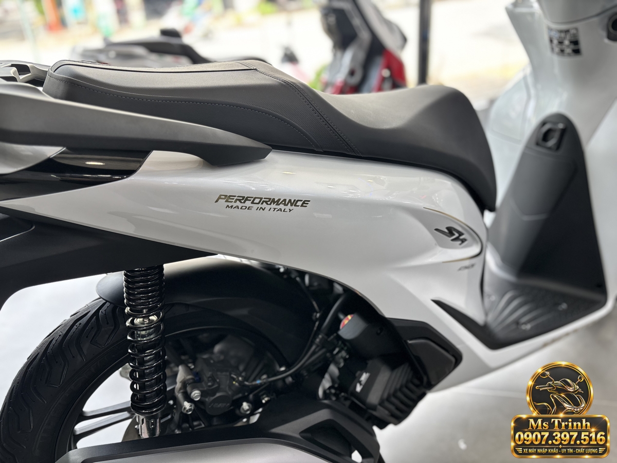 Thân sau Honda SH150 Ý màu trắng 2027 với tem Performance, tay dắt đen và giảm xóc lò xo