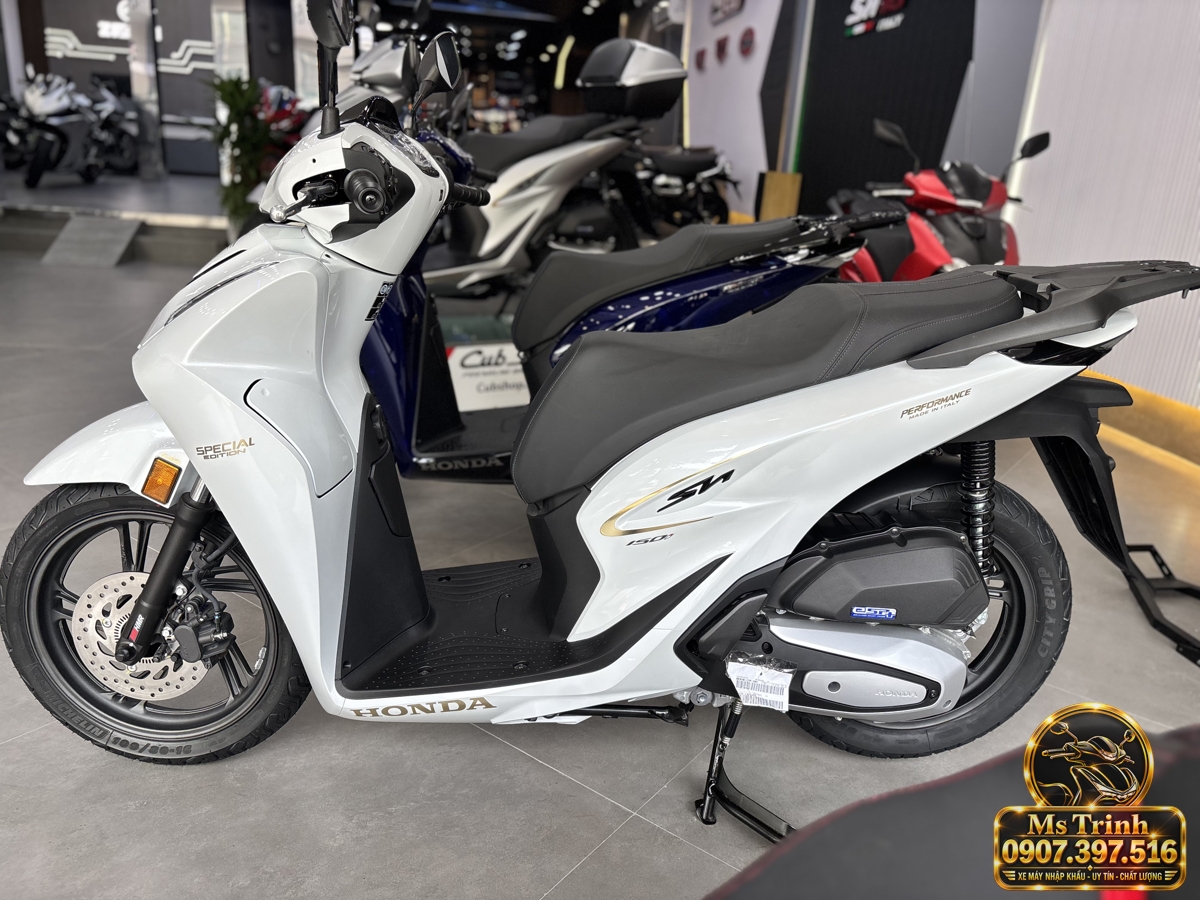 Toàn cảnh bên trái Honda SH150i nhập Ý 2027 màu trắng với sàn để chân và yên đen