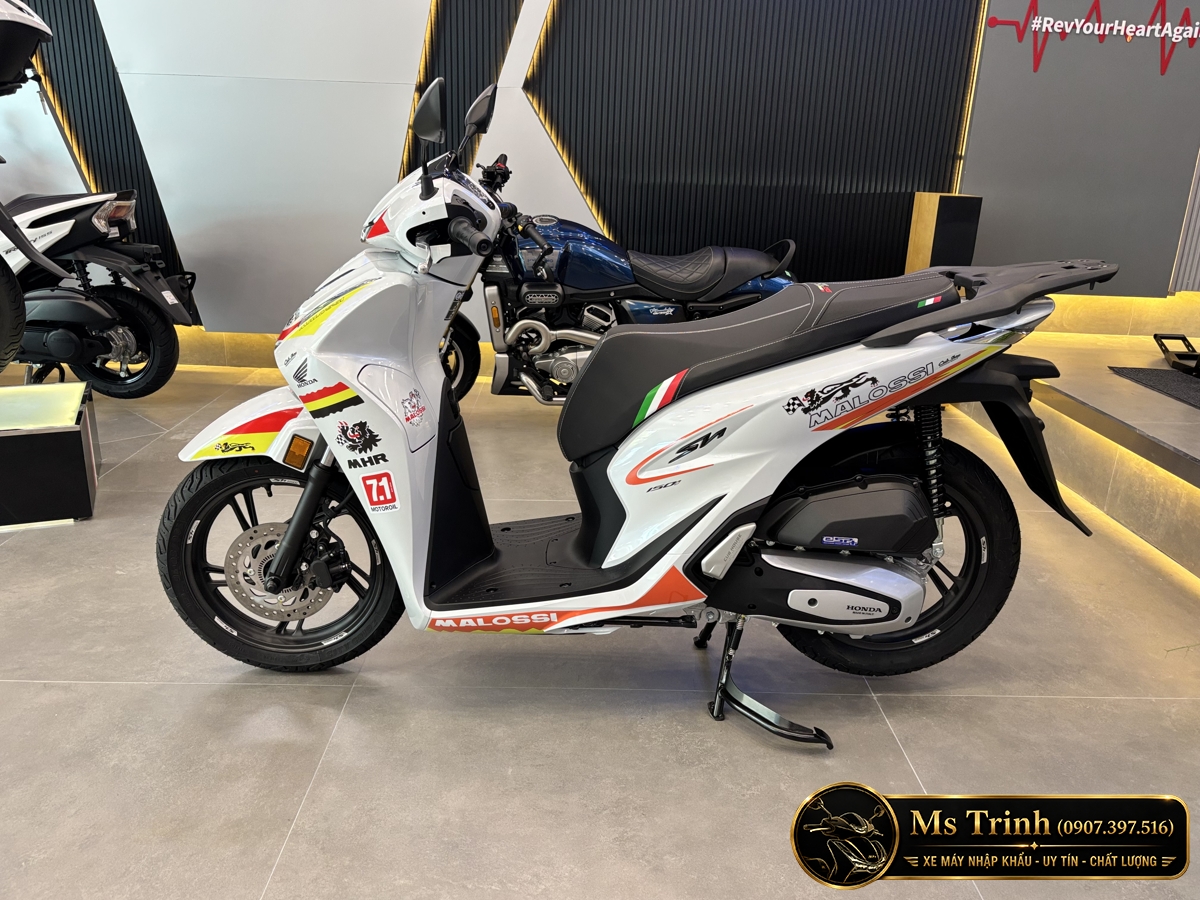 Toàn cảnh Honda SH150 Ý Malossi 2026 nhìn ngang với bộ tem thể thao trên nền trắng Toàn cảnh Honda SH150 Ý Malossi 2026 nhìn ngang với bộ tem thể thao trên nền trắng