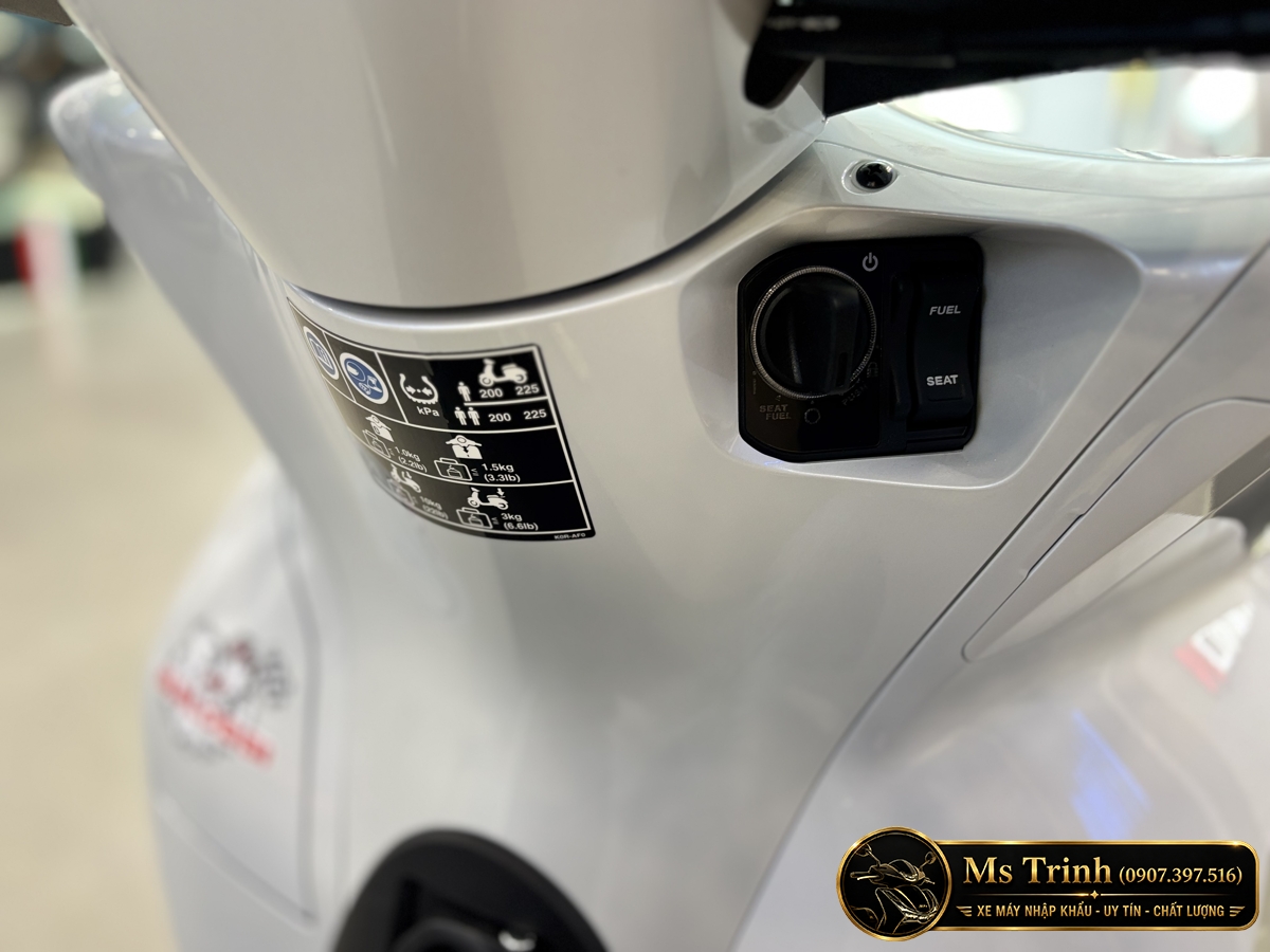 Cụm khóa Smart Key cùng nút mở yên và bình xăng của Honda SH150 Ý Malossi Cụm khóa Smart Key cùng nút mở yên và bình xăng của Honda SH150 Ý Malossi