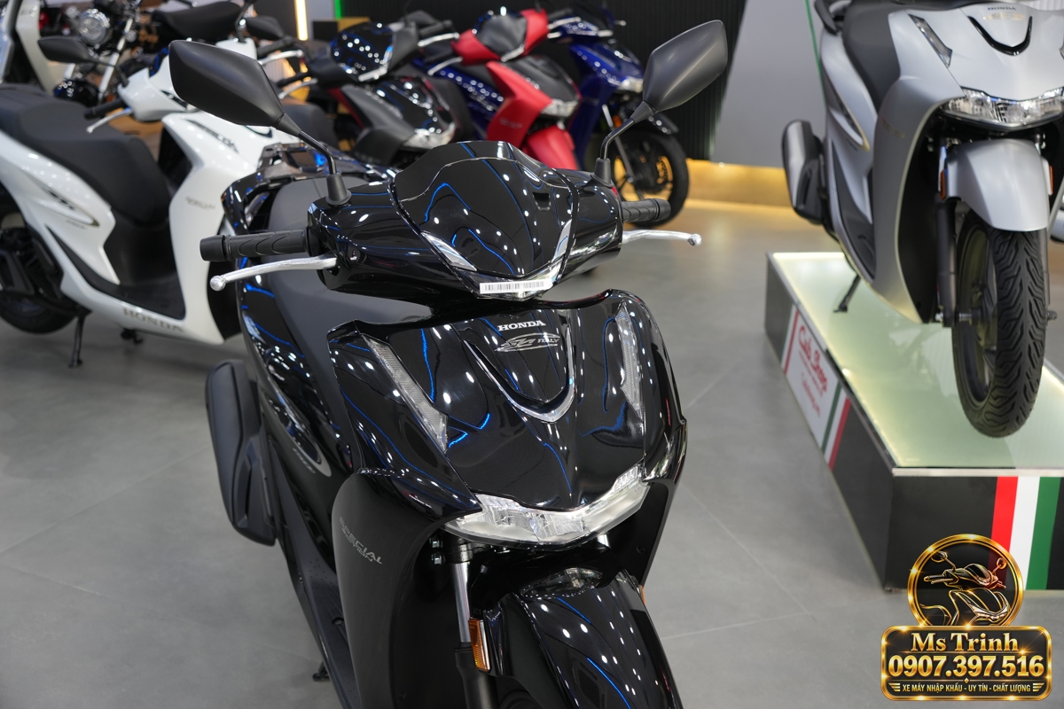 Góc nhìn dàn áo đen bóng làm rõ các đường cong trên thân xe Honda SH150i nhập Ý. Góc nhìn dàn áo đen bóng làm rõ các đường cong trên thân xe Honda SH150i nhập Ý.